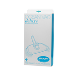 „Verpackung des Poolreinigungszubehörs ‚OCEAN VAC deluxe‘ von Praher. Weiße Kartonverpackung mit türkisblauer Aufschrift und technischer Linienzeichnung eines Bodensaugers. Beschriftung auf Deutsch und Englisch: ‚Zur praktischen Schwimmbadpflege / For the practical pool care‘ sowie ‚High Quality Pool Products‘.