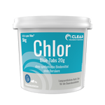 Weiße Kunststoffdose mit Deckel und türkisfarbenem Etikett der Marke CLEAR – Poolchemie mit Verantwortung. Produkt: ‚Chlor Blue-Tabs 20 g‘, 5 kg. Enthält langsam lösliche Chlortabletten zur Dauerdesinfektion. Frei von synthetischen Bindemitteln und Borsäure. Dosierungsempfehlung: 4–8 Tabletten pro 10 m³.