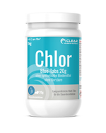 Weiße Dose mit türkisfarbenem Etikett der Marke CLEAR – Poolchemie mit Verantwortung. Produktname: ‚Chlor Blue-Tabs 20 g‘. Enthält 1 kg langsam lösliche Chlortabletten zur Dauerdesinfektion von Poolwasser. Frei von synthetischen Bindemitteln und Borsäure. Dosierung: 4–8 Tabletten pro 10 m³.