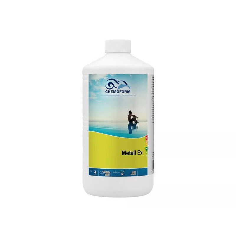 Weiße Kunststoffflasche mit Etikett der Marke CHEMOFORM. Produktname: ‚Metall Ex‘ – flüssiges Mittel zur Entfernung von Metallen im Poolwasser. Auf dem Etikett ist ein Mann am Rand eines Pools mit Blick aufs Wasser abgebildet, darunter ein gelber Bereich mit Anwendungs-Symbolen.