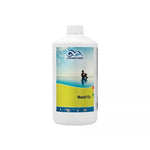Weiße Kunststoffflasche mit Etikett der Marke CHEMOFORM. Produktname: ‚Metall Ex‘ – flüssiges Mittel zur Entfernung von Metallen im Poolwasser. Auf dem Etikett ist ein Mann am Rand eines Pools mit Blick aufs Wasser abgebildet, darunter ein gelber Bereich mit Anwendungs-Symbolen.